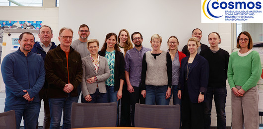 Gruppenfoto mit Projektpartnern und Cosmos-Logo