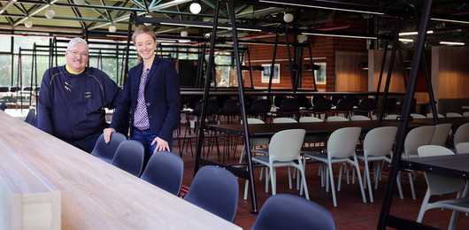 Kanzlerin Marion Steffen und Betriebsleiter Andreas Wollgarten im neugestalteten Speisesaal
