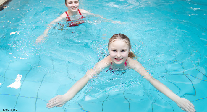 Junge Schwimmerin im Wasser