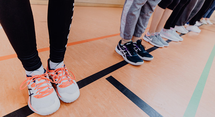 Sportschuhe in Sporthalle